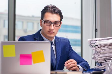 指已提到的人工作狂商人工作过度或时间过长和也非常使工作采用奥菲