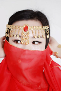 优美的亚洲人中国人肚子跳舞者大量的采用丝面纱采用极少的量