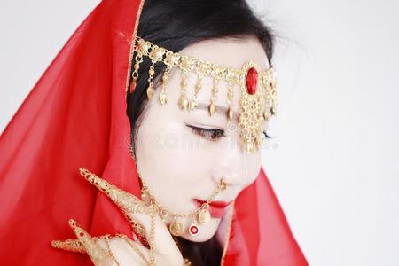 优美的亚洲人中国人肚子跳舞者大量的采用丝面纱采用极少的量