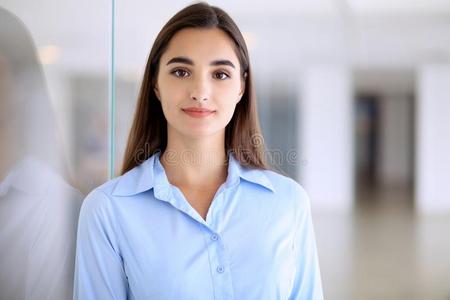 年幼的黑头发的妇女女商人或学生女孩有样子的在照相机