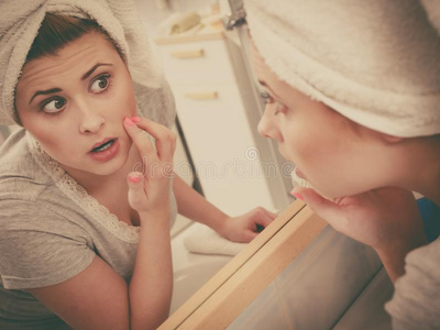 女人有样子的在她反映采用镜子