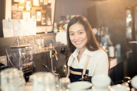 亚洲人女人咖啡馆准备咖啡的员工微笑的和碑采用她手