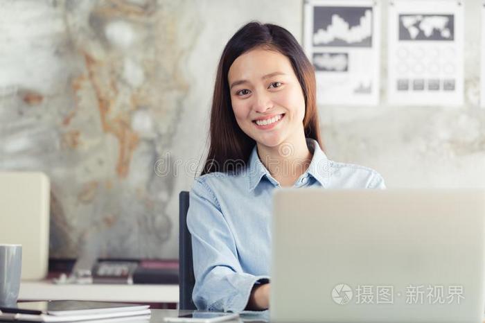 新的一代人亚洲人商业女人使用便携式电脑在办公室