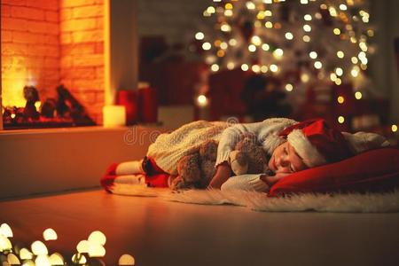 小孩女孩砍倒睡着的在近处树向圣诞节前夕