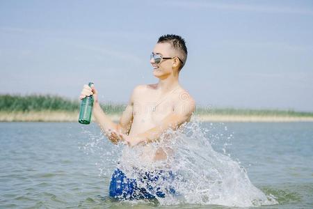 一年幼的男人和瓶子