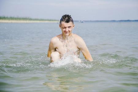 一年幼的男人在指已提到的人海滩