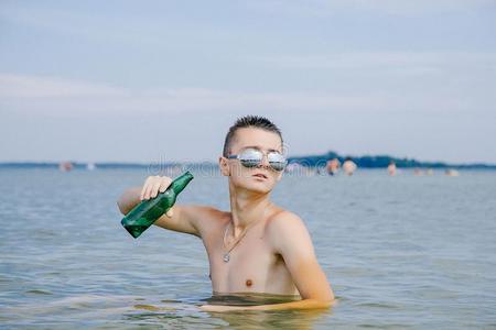 一年幼的男人在指已提到的人海滩