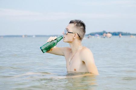 一年幼的男人在指已提到的人海滩