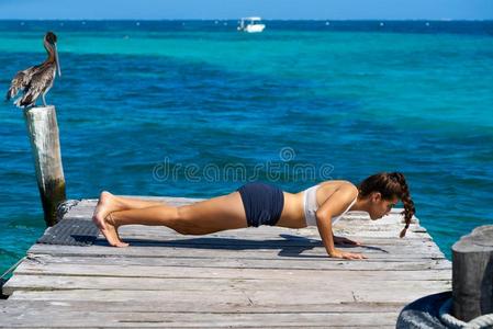 拉丁文女人推在上面锻炼采用海滩码头