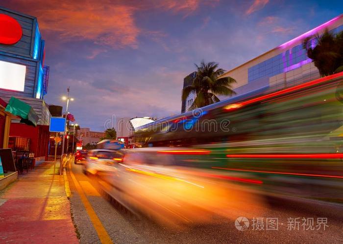 墨西哥的旅游城市坎昆日落在大街uclcan公司墨西哥