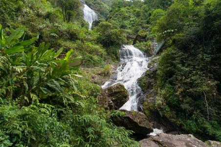 场面富丽的风景关于大大地瀑布