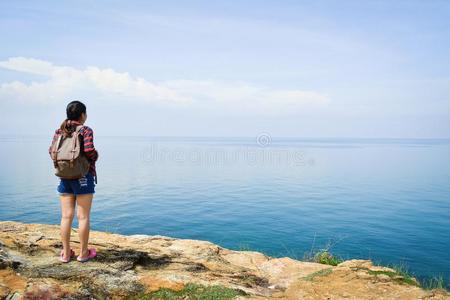 女人背包起立看在指已提到的人海滨