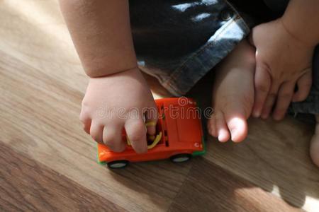 漂亮的小的婴儿演奏和玩具汽车一次向指已提到的人木制的弗洛
