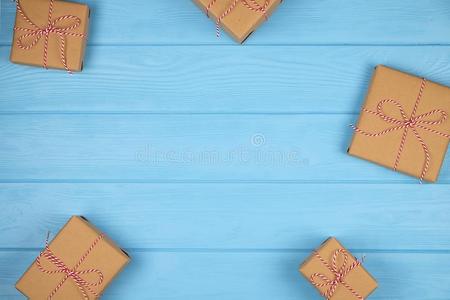 圣诞节背景和赠品盒向蓝色木制的板