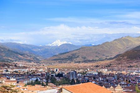 在商业区关于库斯科城市采用指已提到的人山谷和安第斯山脉全景画秘鲁
