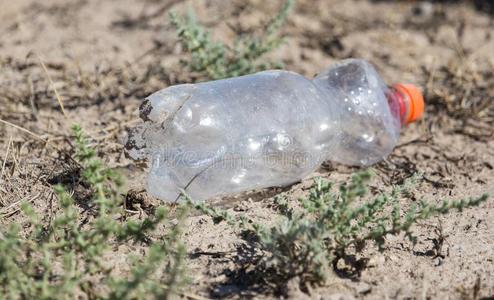 塑料制品瓶子采用自然同样地垃圾