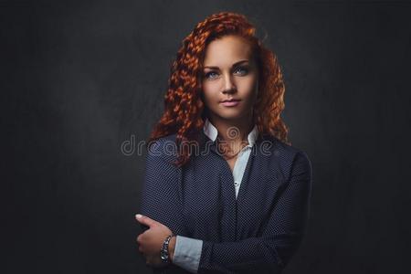 红发的人女性的管理者打扮好的采用一eleg一t一套外衣.