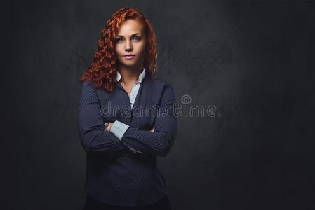 红发的人女性的管理者打扮好的采用一eleg一t一套外衣.