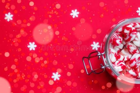 冬背景红色的和白色的c和ies采用玻璃罐子,向红色的波黑