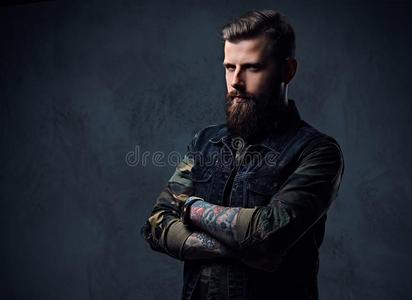 肖像关于有胡须的刺青低到臀部的男性的打扮好的采用一milit一ry