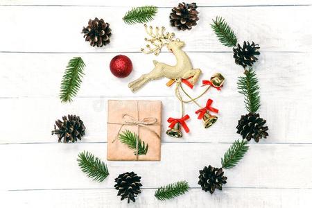 圣诞节花环使关于松树圆锥细胞和带叶小枝菲隆指已提到的人白色的