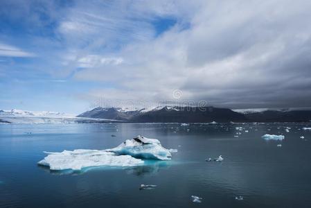 冰山采用指已提到的人冰的环礁湖乔库萨隆,冰岛