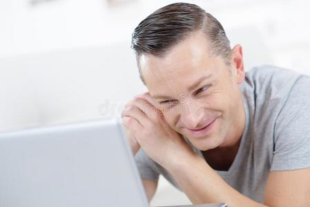 中部老年的幸福的男人采用前面计算机
