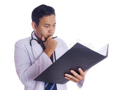 男性的医生阅读有耐性的药物记录