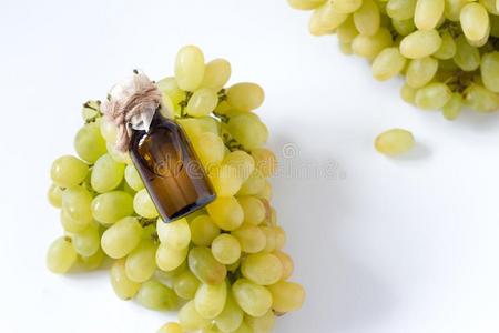 康复葡萄种子油采用一gl一ssj一r,新鲜的葡萄向白色的英语字母表的第2个字母