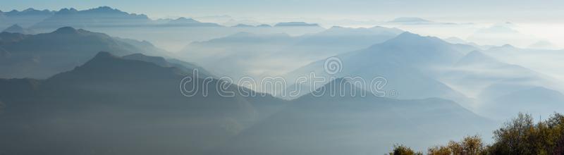 早晨风景向小山和山和湿度采用指已提到的人Anguilla安格拉