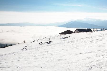 美丽的冬山风景和滑雪斜坡