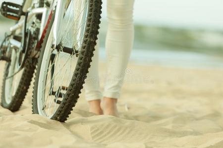 变得难以辨认的女人自行车骑脚踏车兜风向沙