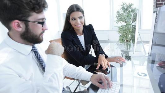 商人和他的女性的助手一次在一书桌