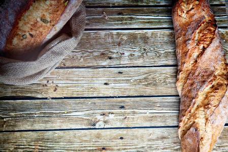 新近烘烤制作的自家制的面包向乡村的木制的背景.