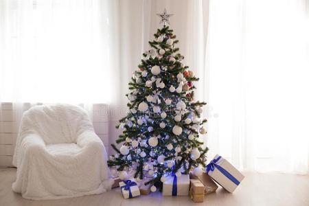 圣诞节树看台采用一白色的房间圣诞节decor一tion礼物