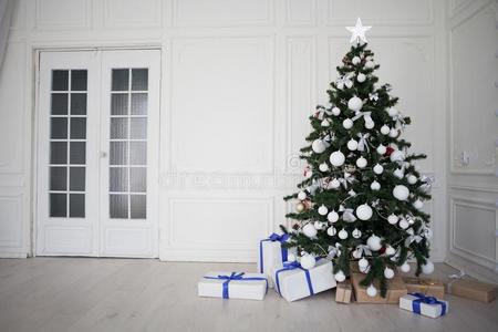 新的年树采用指已提到的人房间和圣诞节礼物