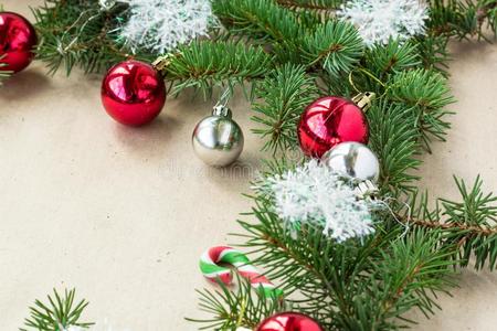 节日的圣诞节边和红色的和银杂乱向冷杉树枝