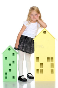 小的女孩是be的三单形式演奏和木制的住宅.