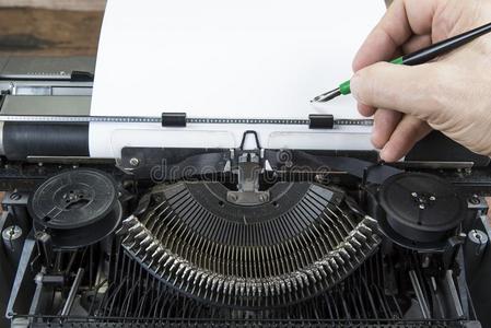 老的打字机从七十和纸和复制品空间.和write写