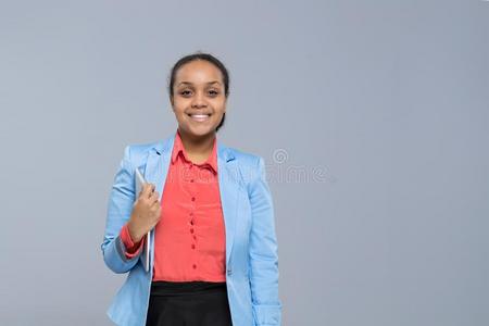 年幼的商业女人拿住碑计算机非洲的美国人女孩