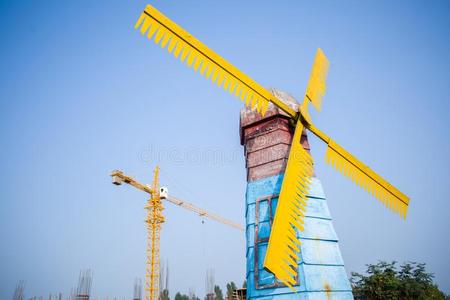 风车和塔吊车照片