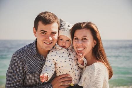 关在上面关于年幼的幸福的爱的家庭和小的小孩采用指已提到的人