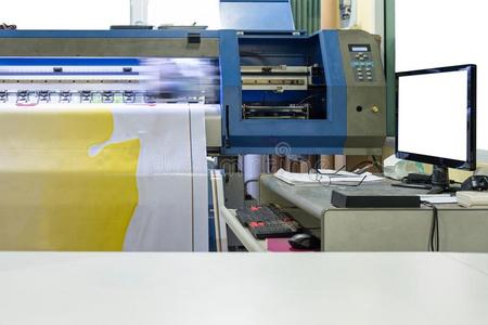 大大地喷墨的打印机工作的向乙烯基横幅和计算机小石子