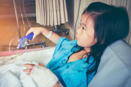 疾病亚洲人小孩被承认的采用医院和sal采用e采用travenous