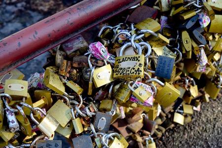 情人桥锁爱挂锁向桥照片