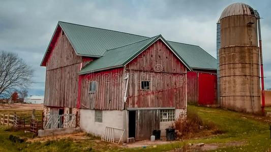乡村的红色的谷仓和筒仓采用Wiscons采用