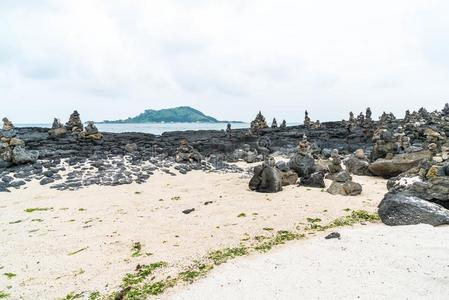 石头塔向玄武岩的岩石在Hyeopjae海滩,济州岛