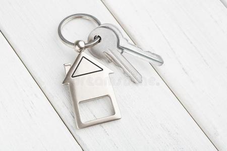 束关于调和房屋合适的钥匙链向白色的木材