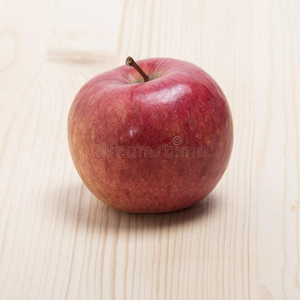 成熟的苹果向一木制的t一ble