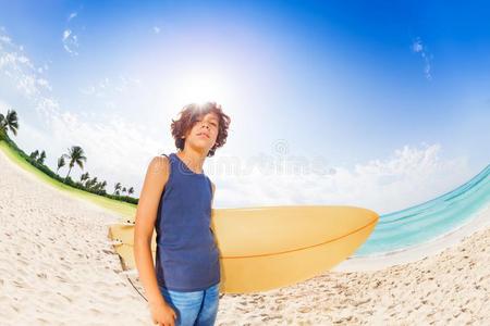 确信的青少年男孩准备好的向海浪